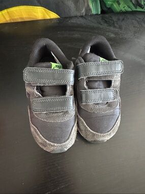Nike Kids Black and Green Double Velcro Sneakers